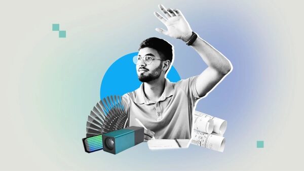 Мужчина в очках поднимает руку, рядом архитектурные чертежи и декоративные элементы.