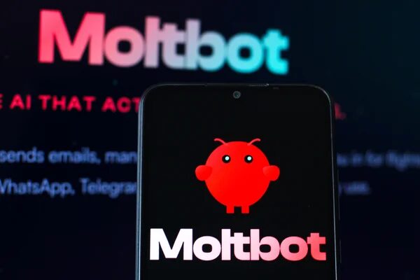 Изображение логотипа Moltbot на экране смартфона и фоне с текстом.