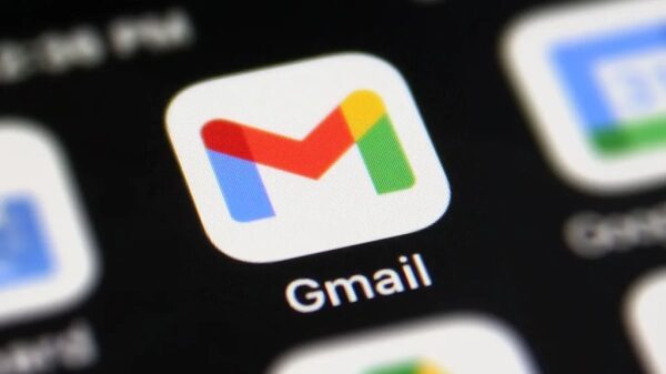 Иконка приложения Gmail на экране смартфона, крупный план.