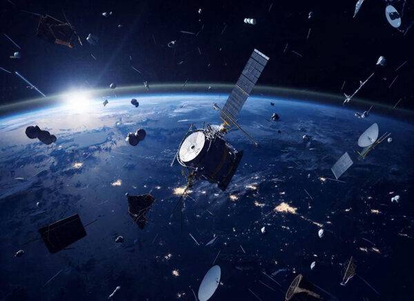 Низкая околоземная орбита Земли приближается к катастрофическому коллапсу, предупреждают ученые 4 Космический мусор и спутники на орбите Земли на фоне ночного неба и огней городов.