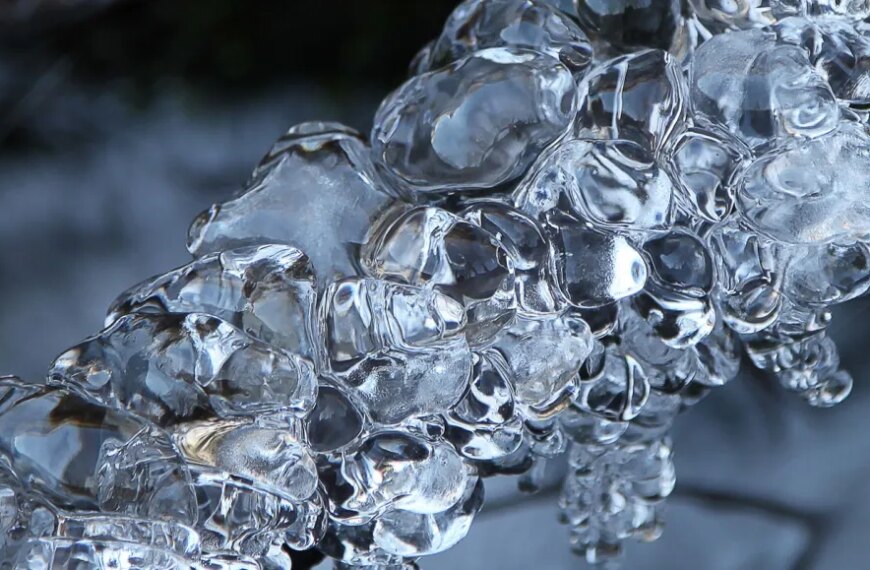 Ледяные узоры, скопления капель, зимняя природа, макрофотография льда.