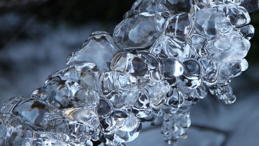 Ледяные узоры, скопления капель, зимняя природа, макрофотография льда.