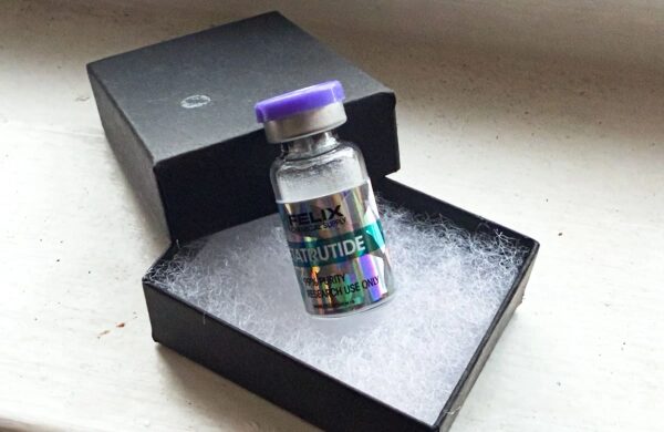 Крупный план крошечной коробочки с ретатрутидом, приобретенной на сером рынке.