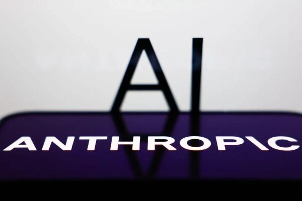 Текст "AI Anthropic" на белом и фиолетовом фоне, технология ИИ.