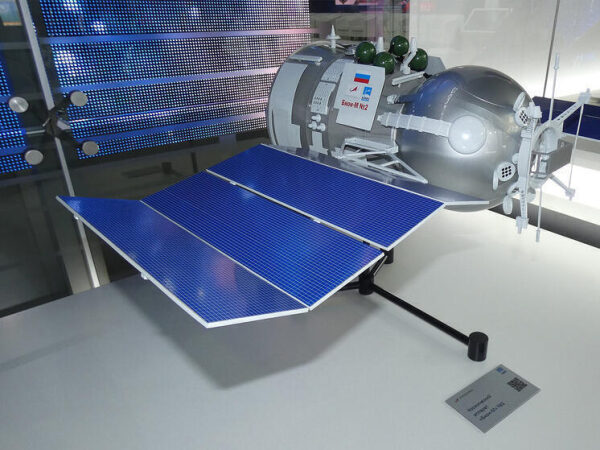Макет космического аппарата с солнечной панелью на выставке.