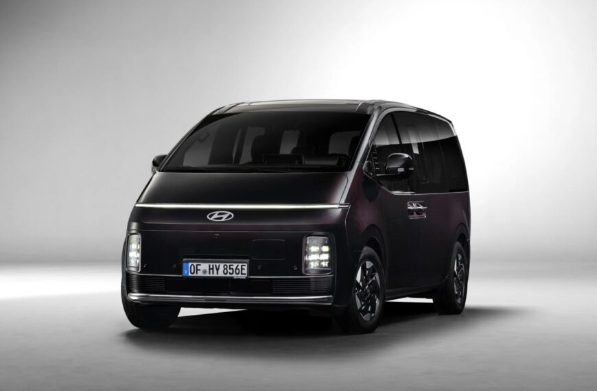 Черный минивэн Hyundai Staria 2021 на сером фоне, вид спереди.