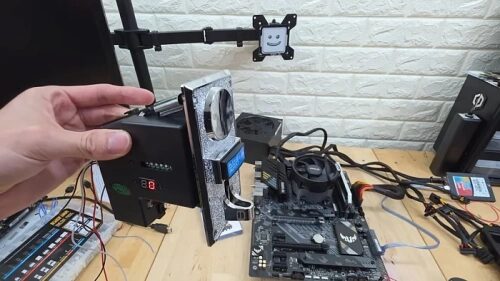 Сборка компьютера: видеокарта, материнская плата, установка на деревянном столе.