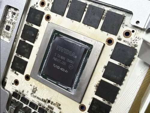 Видеокарта NVIDIA с микросхемами и радиатором, вид сбоку, внутренняя часть.