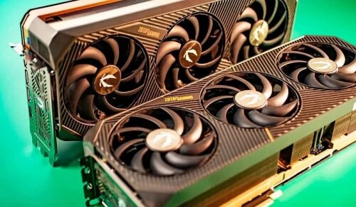 Игровые видеокарты с тремя вентиляторами на зелёном фоне.