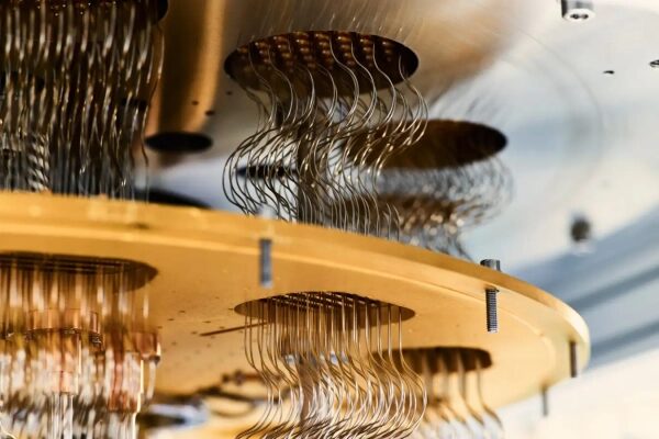 Квантовый компьютер, провода и золотая платформа, вид детали внутреннего устройства.