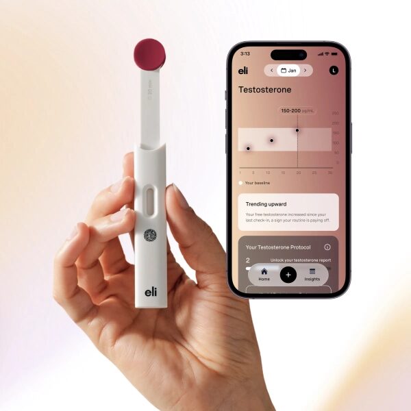 Изображение руки, держащей тест-гормометр Eli Health для определения уровня тестостерона, и сопутствующего приложения, отображающего результаты теста.