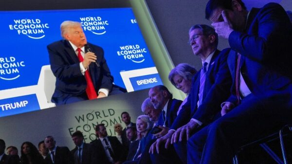 Репортаж из Давоса: пустые слова, завышенное самомнение и несдержанные заявления. 2 Форум Всемирного экономического форума, участники слушают выступление на экране.