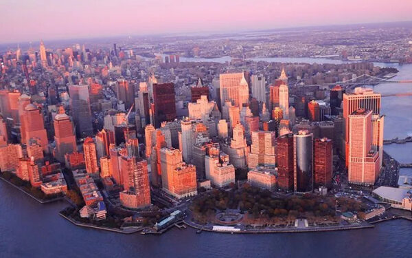 Вид на Манхэттен с высоты, небоскрёбы на закате, Нью-Йорк, США.