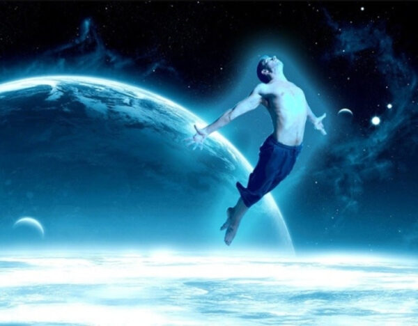 Мужчина парит в космосе на фоне планеты, мечтая о невесомости и свободе.