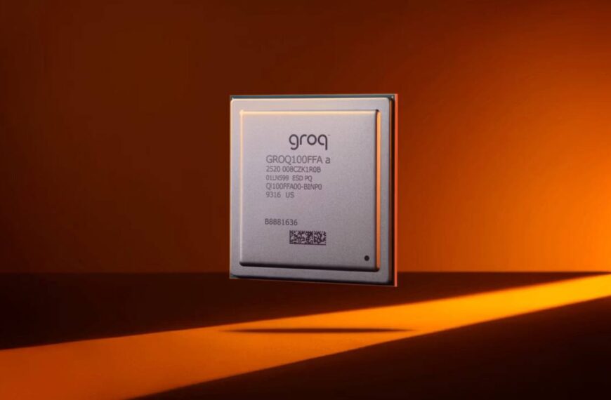 Процессор Groq на оранжевом фоне, вид сбоку, освещение подчеркивает текстуру.