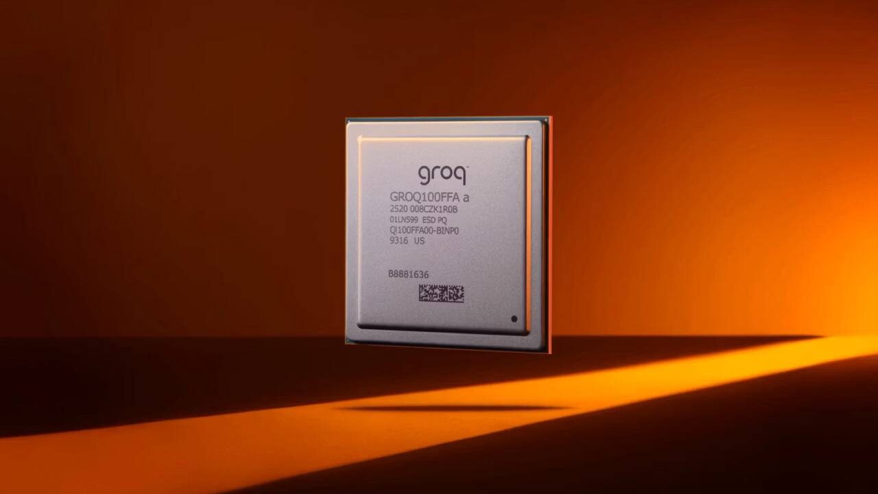 Процессор Groq на оранжевом фоне, вид сбоку, освещение подчеркивает текстуру.