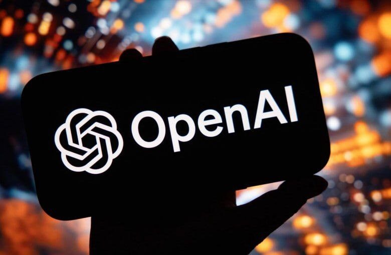 Логотип OpenAI на экране смартфона с абстрактным фоном.