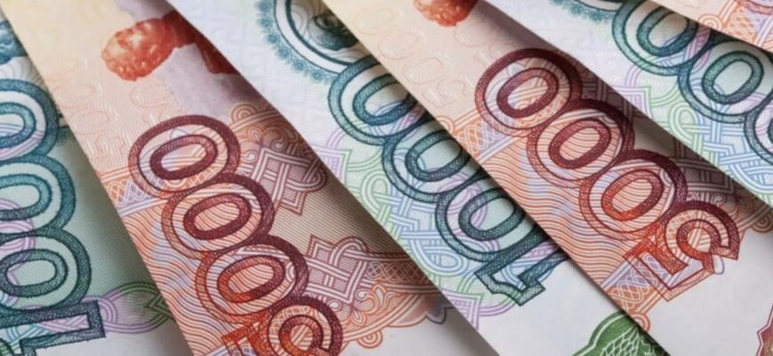 Рублевые купюры, крупный план, российские деньги, бумажные банкноты, финансовая концепция.