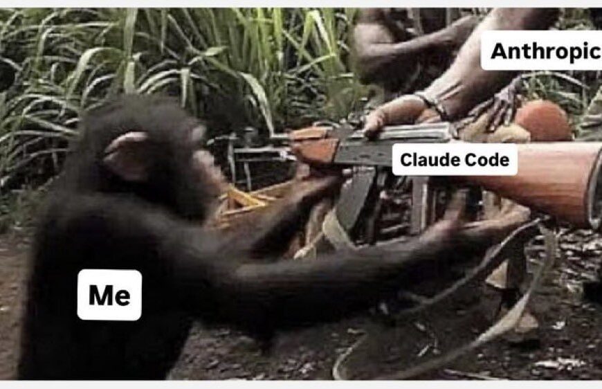 Шимпанзе с автоматом в руках с надписями "Me", "Claude Code" и "Anthropic".