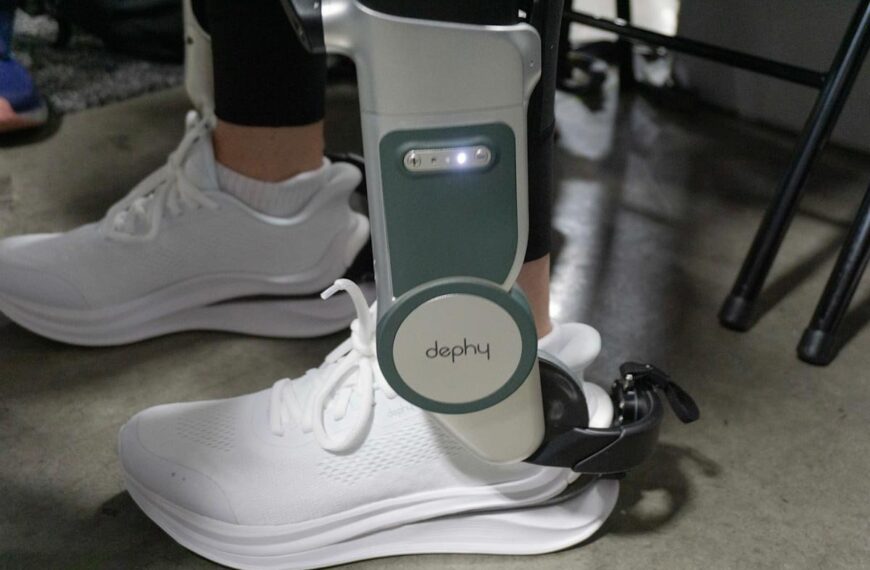 Экзоскелет на ноге, кроссовки, технология Dephy, поддержка движения, инновации.