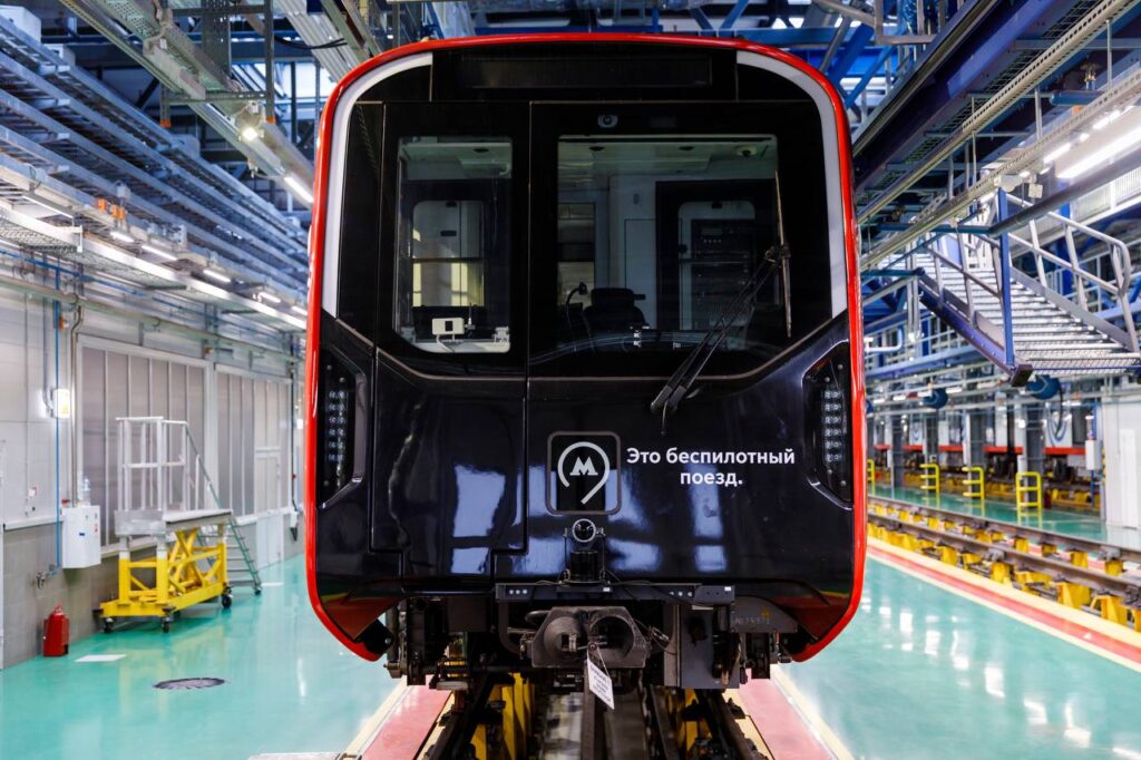 Автономный поезд в депо на обслуживании.