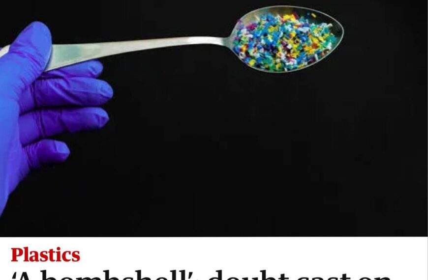 Ложка с микропластиком в руке в перчатке на черном фоне.