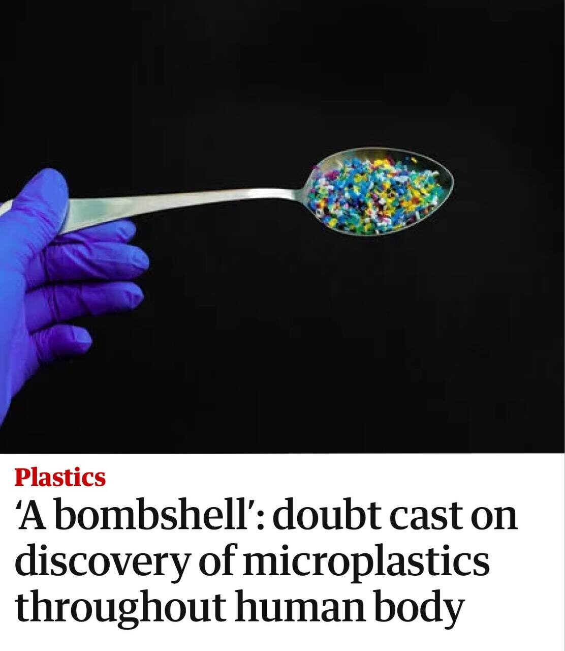 Химики раскритиковали громкие исследования про микропластик в организме. Кассандра Рауэрт... 3 Ложка с микропластиком в руке в перчатке на черном фоне.