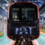 Беспилотный поезд в депо, передняя часть, современный общественный транспорт.