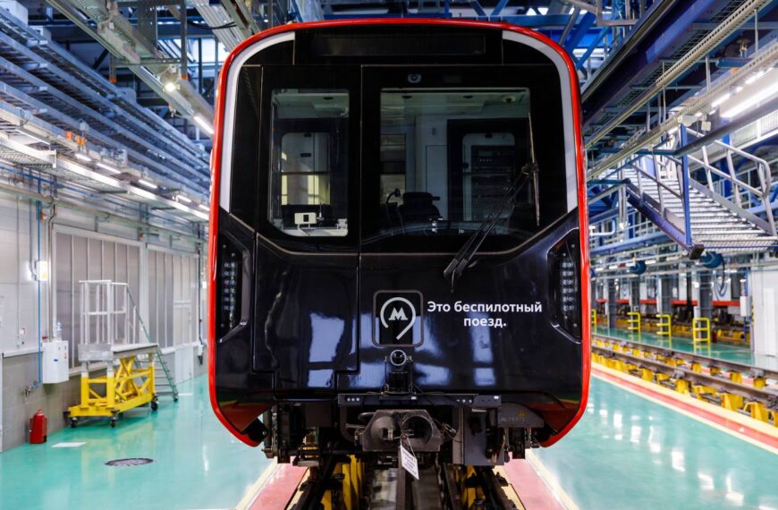 Беспилотный поезд в депо, передняя часть, современный общественный транспорт.