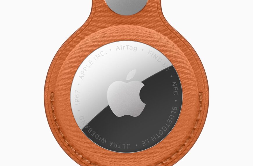 Оранжевый брелок с Apple AirTag для отслеживания вещей, вид сзади.