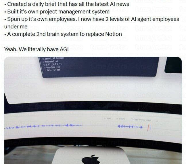 Компьютер Mac Mini с установленным AI ассистентом ClawdBot на деревянном столе.