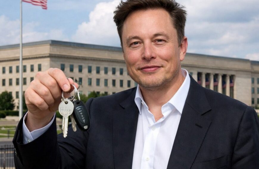 Мужчина с ключами на фоне административного здания и флага США.