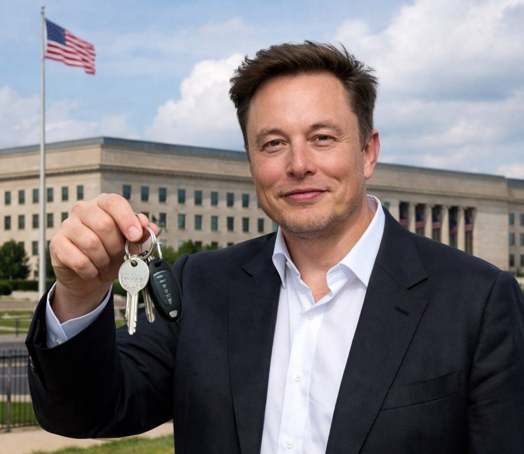 Мужчина с ключами на фоне административного здания и флага США.