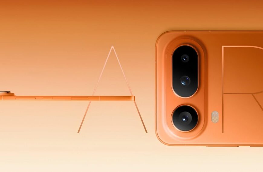 Оранжевый смартфон с двойной камерой крупным планом на оранжевом фоне.