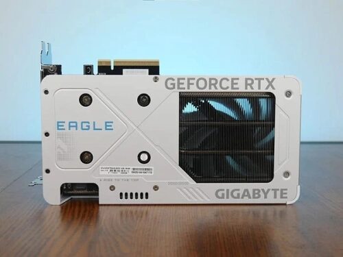 Видеокарта Gigabyte GeForce RTX Eagle на деревянной поверхности, вид сбоку.