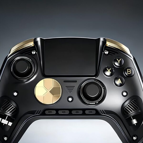 Черный геймпад с золотыми элементами на сером фоне.