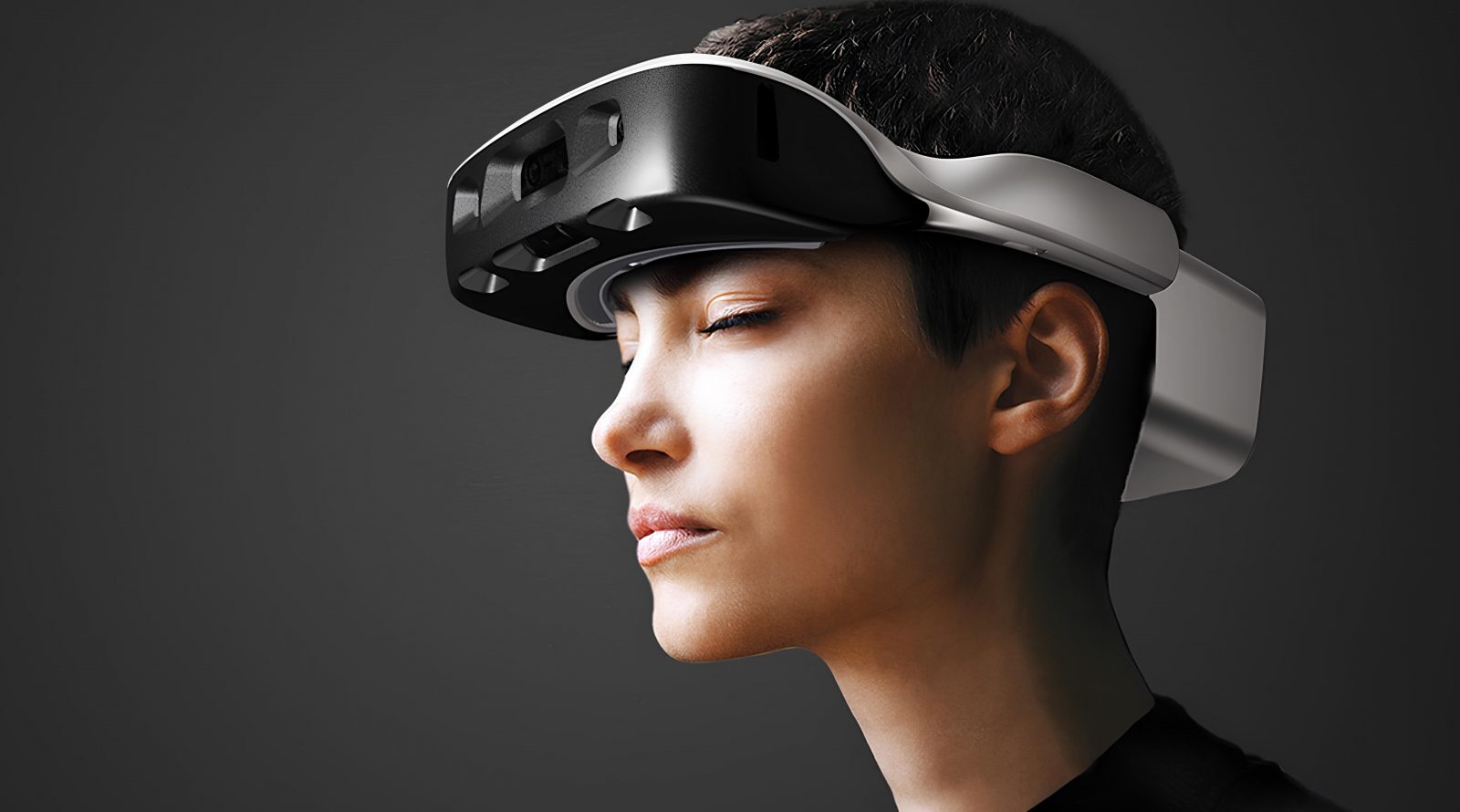 ИИ-навигатор .Lumen для незрячих людей 2 Человек в VR-гарнитуре на сером фоне.