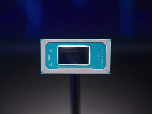 Микрочип на тёмном фоне, современное технологическое устройство.