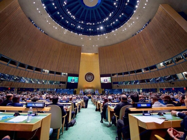 Заседание Генеральной Ассамблеи ООН, делегаты в зале обсуждают глобальные вопросы.