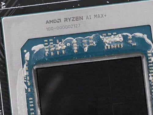Процессор AMD Ryzen AI Max+ крупным планом, видны номер и контактные дорожки.