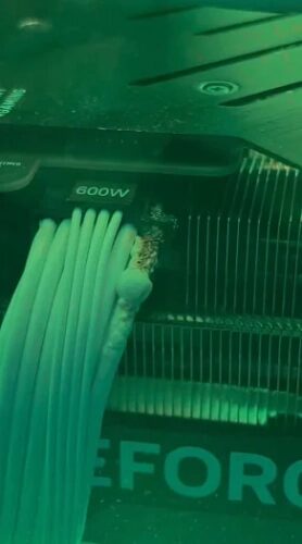 Кабель питания от видеокарты GeForce RTX 4090 сгорает в прямом эфире Кабель питания от видеокарты GeForce RTX 4090 сгорает в прямом эфире