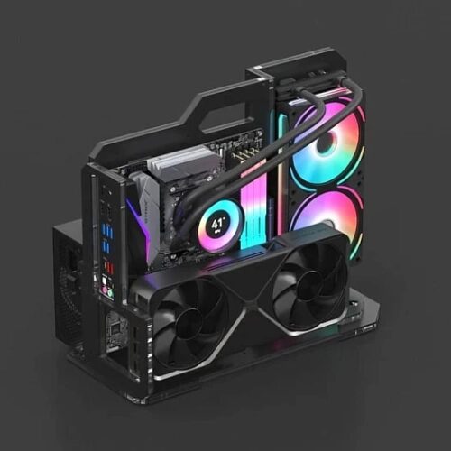 Игровой компьютер без корпуса с RGB-подсветкой, материнская плата, кулеры и видеокарта.