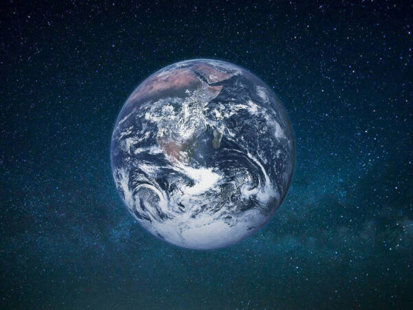 Земля в космосе, вид планеты на фоне звёздного неба, космическое изображение.