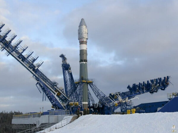 Ракета на стартовой площадке в зимнем пейзаже, космическая техника, запуск в космос.