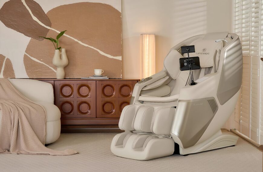 Массажное кресло в современном интерьере гостиной, рядом диван и картина на стене.