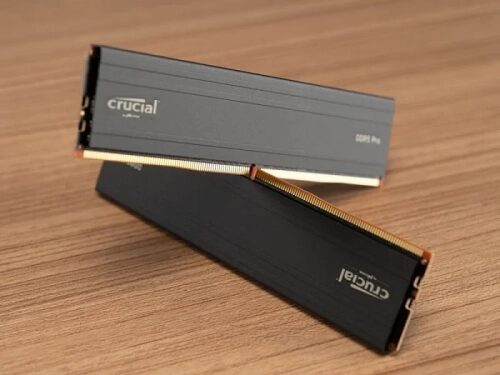 Память Crucial DDR5 на деревянной поверхности, вид сбоку.