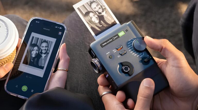 Человек с фотоаппаратом Instax и смартфоном, держит фото и кофе.