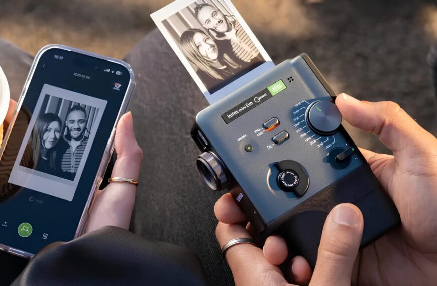 Человек с фотоаппаратом Instax и смартфоном, держит фото и кофе.