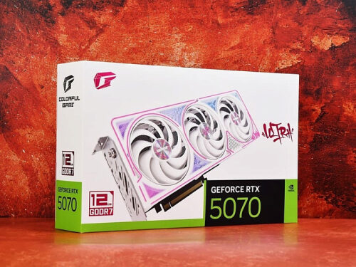 Видеокарта GeForce RTX 5070 GDDR7 в коробке на красном фоне.