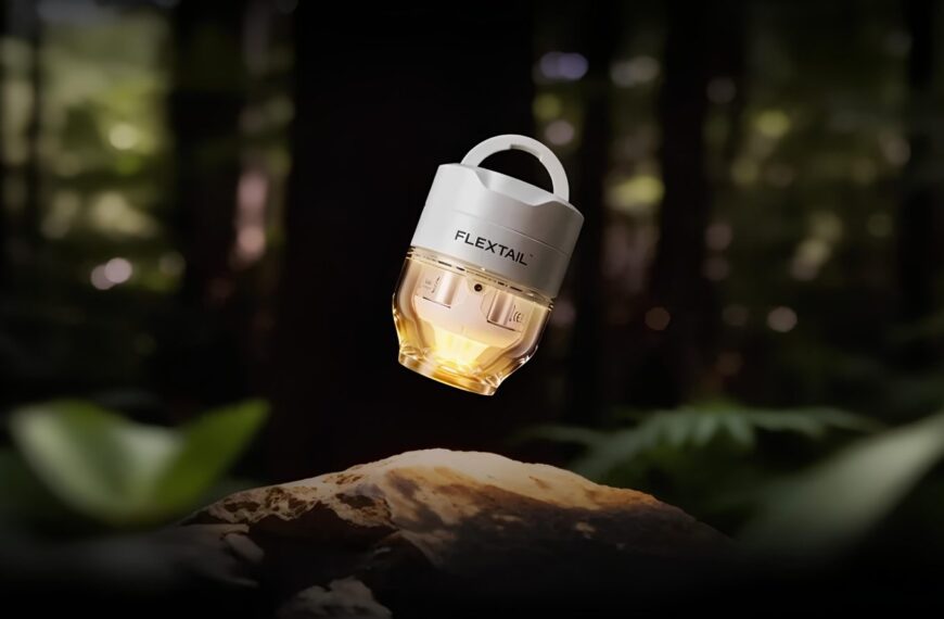 Портативная лампа Flextail освещает лесной пейзаж, созданная для кемпинга и активного отдыха.